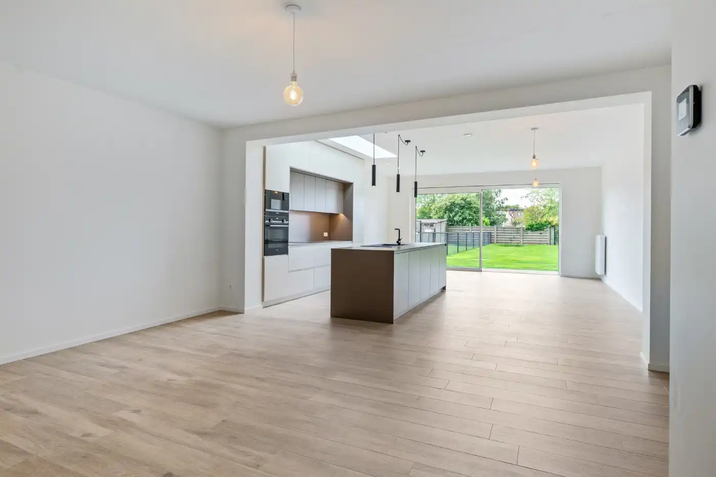 Volledig gerenoveerde, instapklare woning met 3 slpk. en grote tuin foto 2