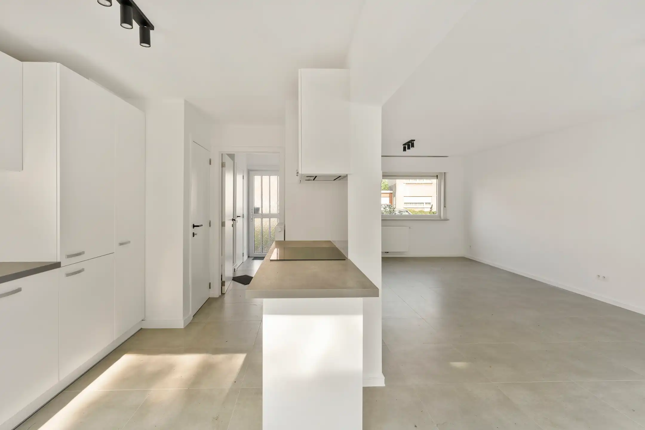 Volledig GERENOVEERDE woning met ZONNIGE TUIN en 3 SLK foto 7