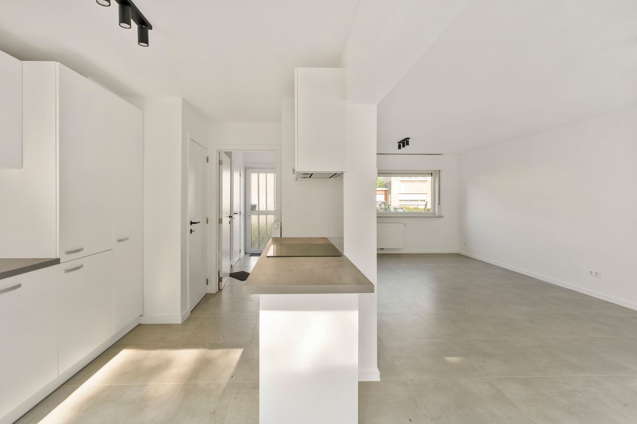 Volledig GERENOVEERDE woning met ZONNIGE TUIN en 3 SLK foto 7