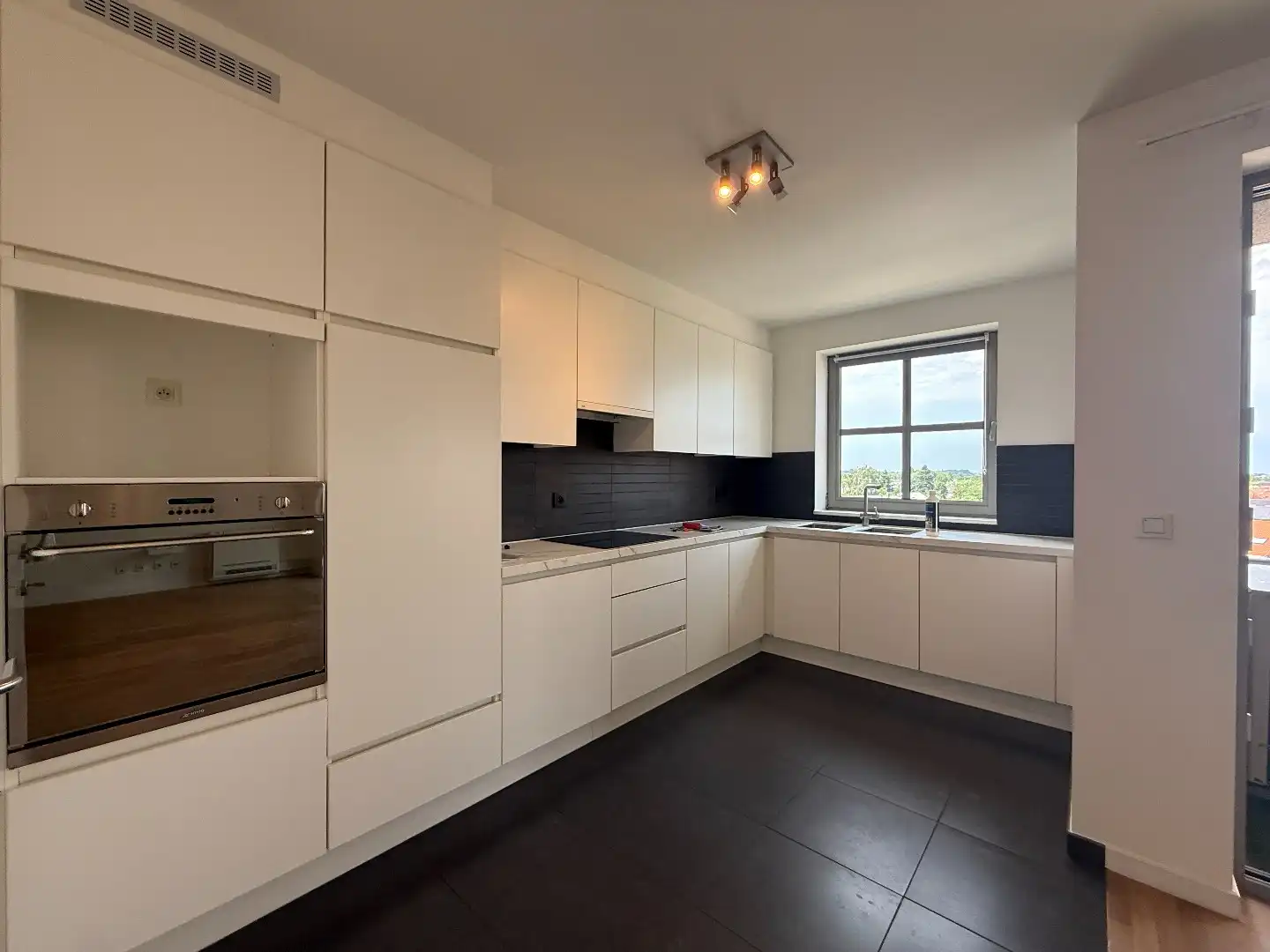 Instapklaar appartement met 2 slaapkamers en 2 terrassen te Roeselare  foto 5