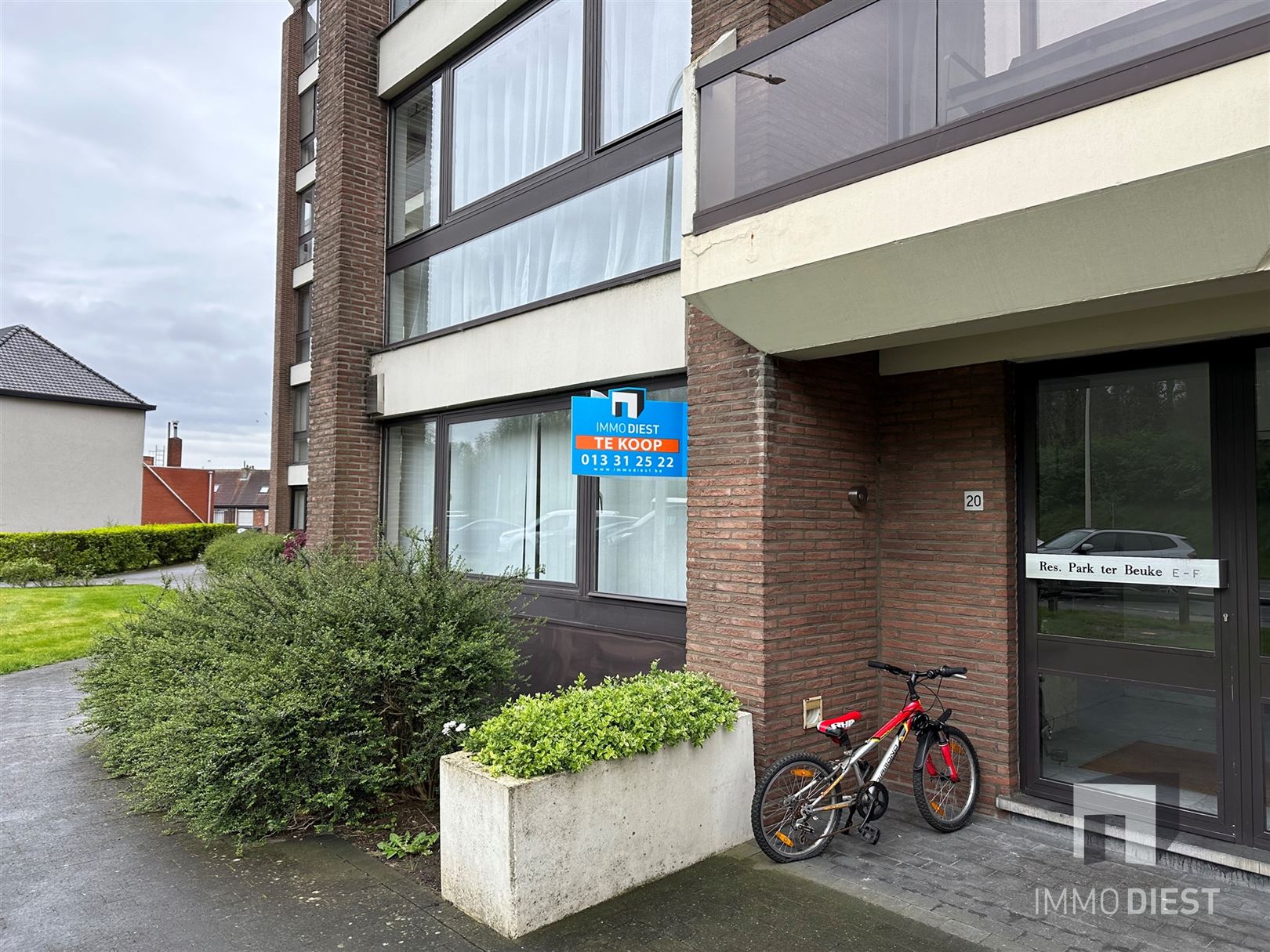 Gelijkvloers appartement met ondergrondse parking en kelder - goede ligging, vlot bereikbaar foto 1