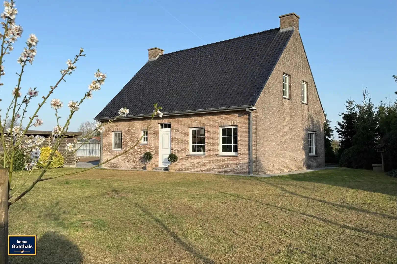 Goed onderhouden woning met tuin, terras en garage. foto 2