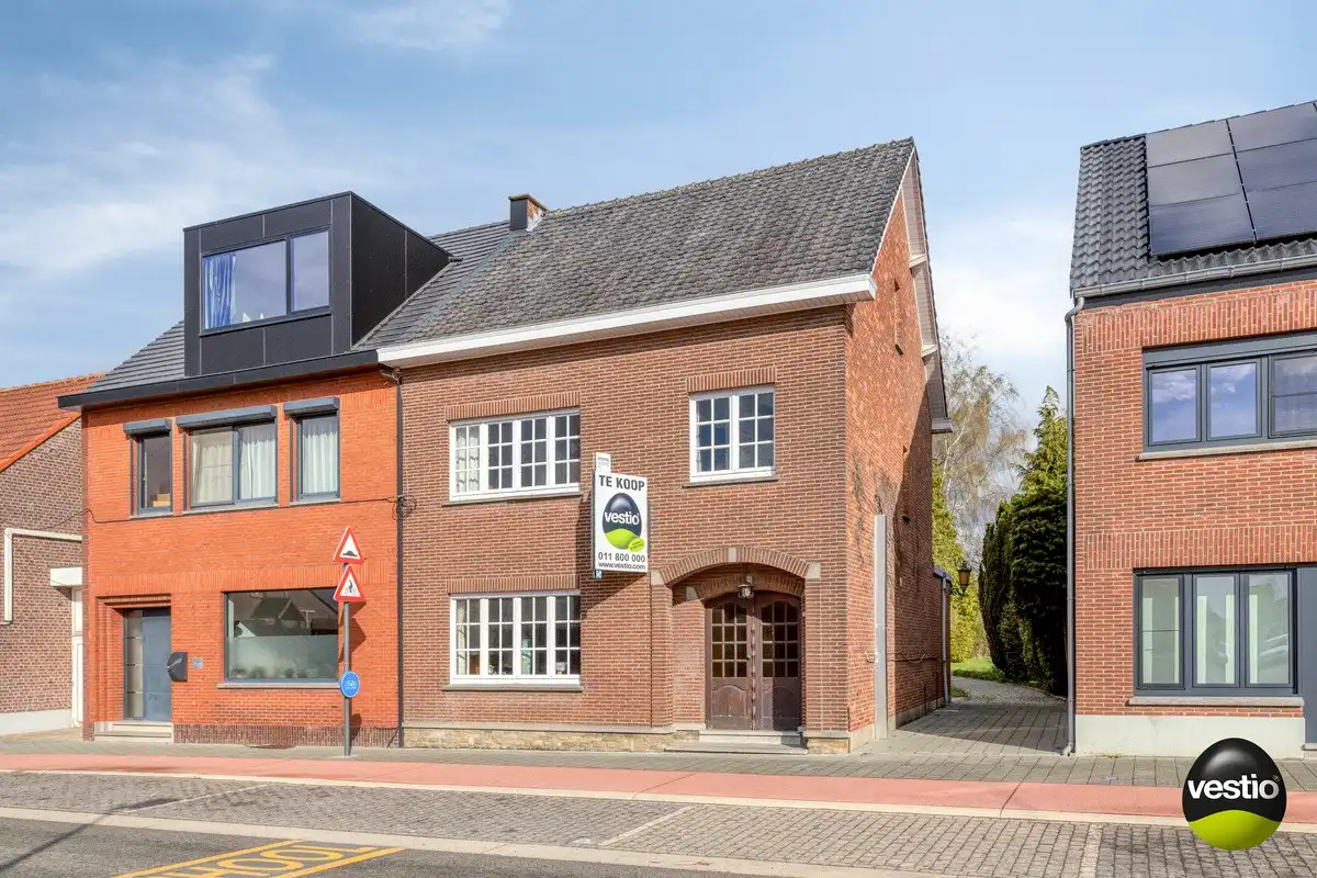 Hoofdfoto van de publicatie: TE RENOVEREN WONING MET 3 SLAAPKAMERS EN GARAGE OP EEN RUIM PERCEEL VAN  8A 29CA IN HARTJE NIEUWERKERKEN