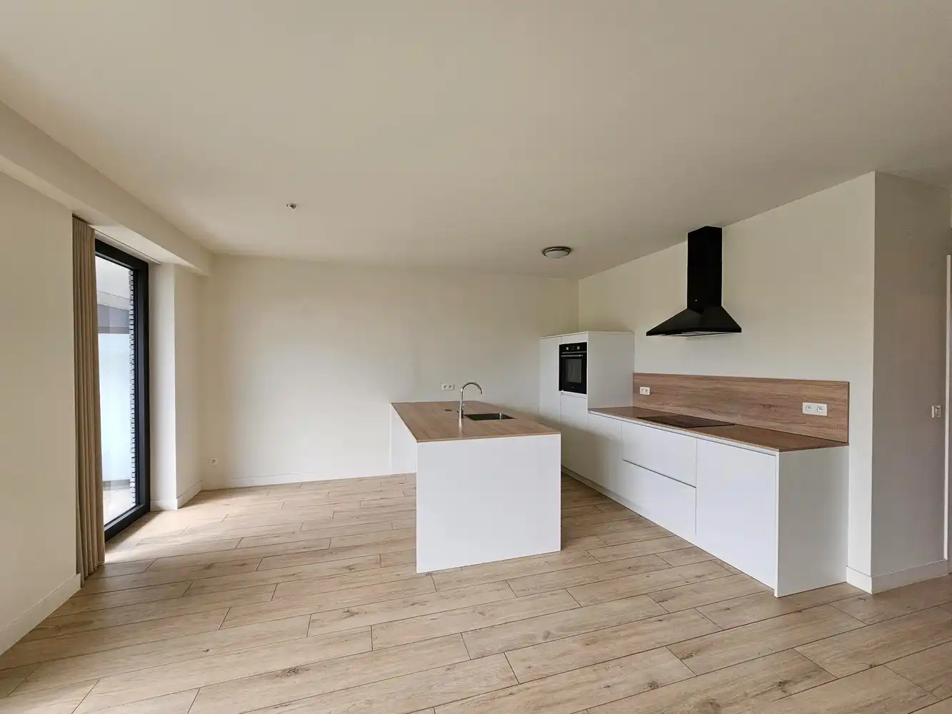 Stijlvol nieuwbouwappartement op toplocatie met 2 slaapkamers. foto 3