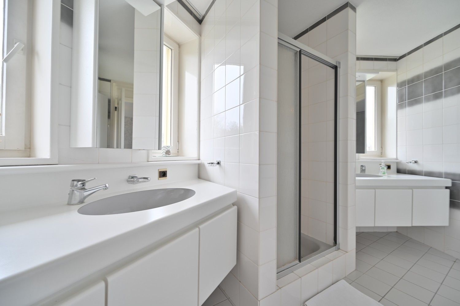 Villa met een uniek, eigentijds ontwerp, fraai gelegen op een perceel van 45a (4.500 m²) in een van de mooiste lanen van Lanaken in villawijk Goudkust te Neerharen foto 21