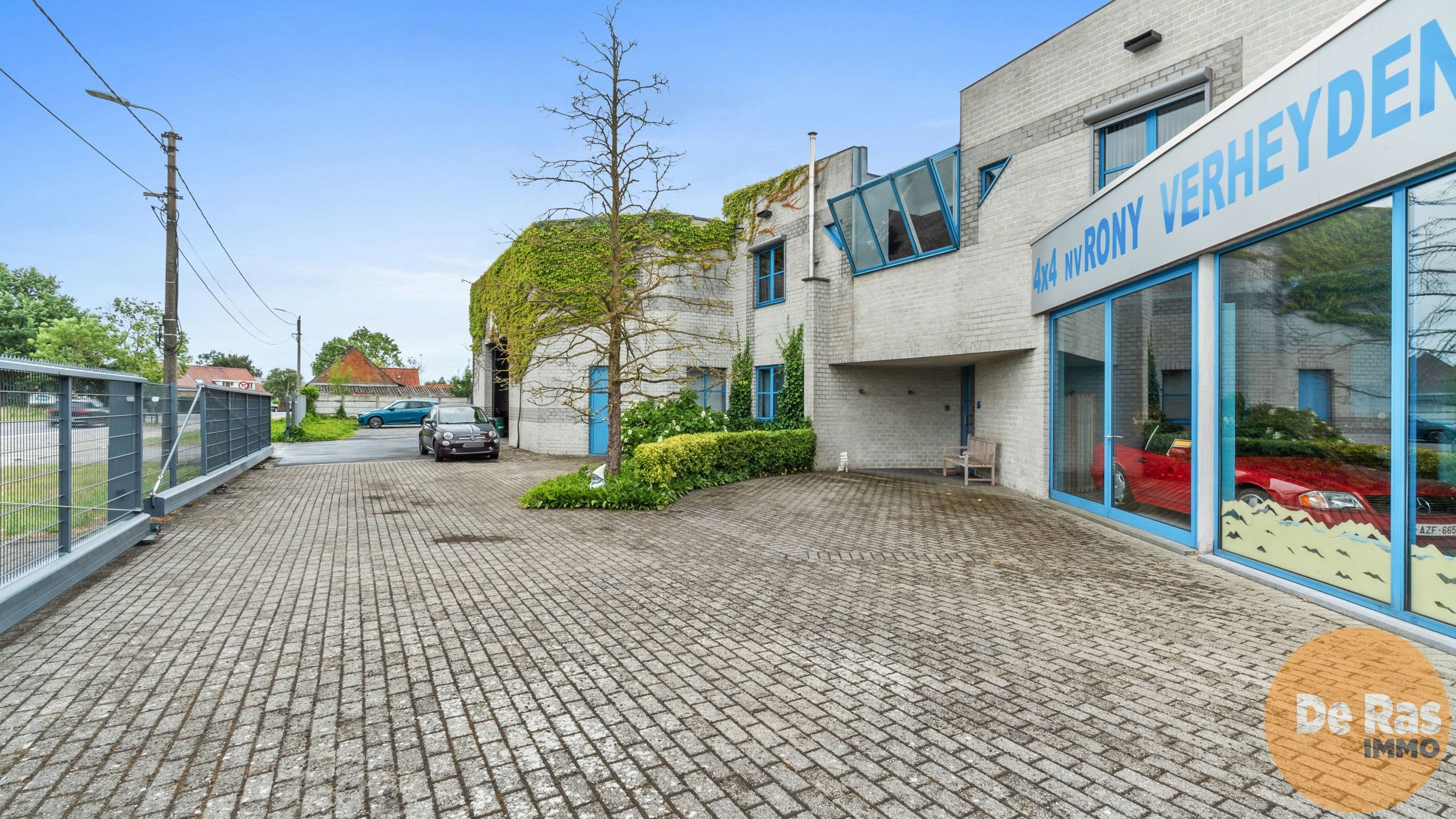 KALKEN  - Zeer centraal gelegen handelspand met ruim appartement foto {{pictureIndex}}