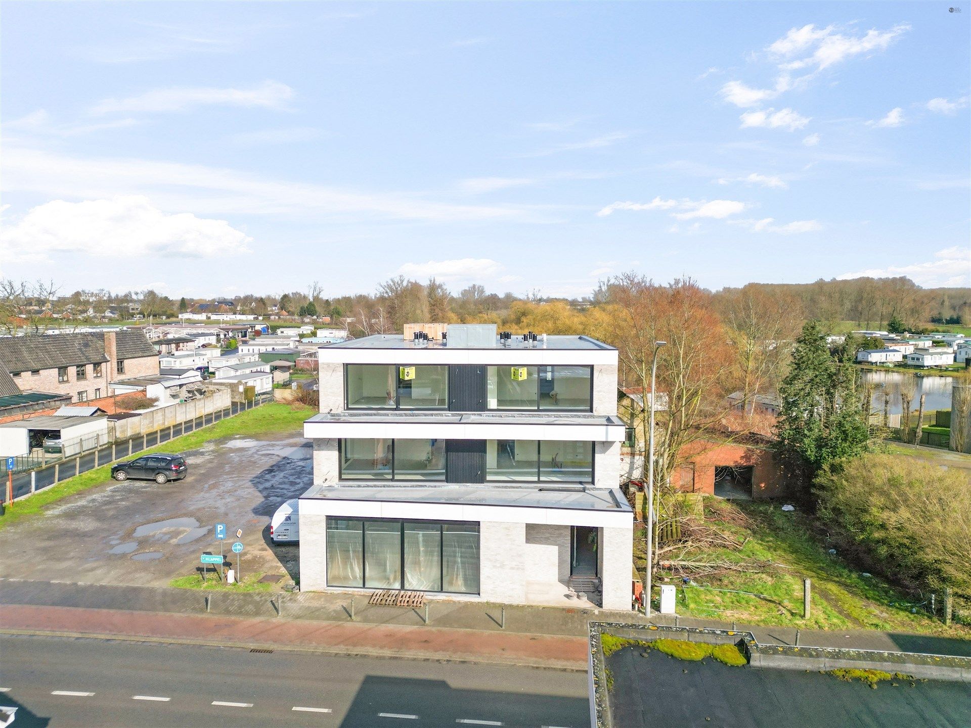 Appartement met staanplaats. (prijs excl. kosten) (mogelijk aan 6% BTW) foto 2