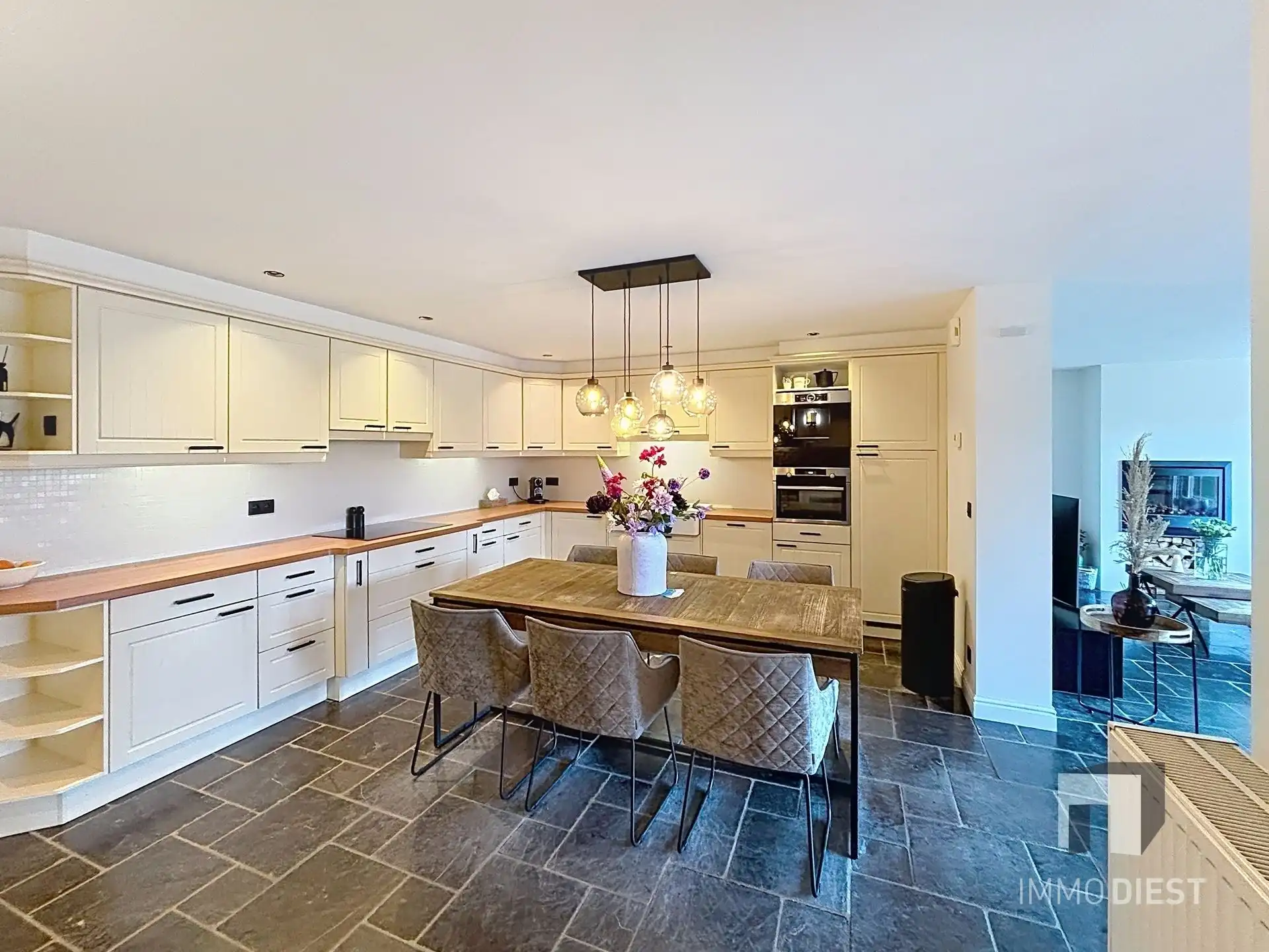 Trendy - volledig gerenoveerde woning met 3 slaapk en 2 badkamers foto 14
