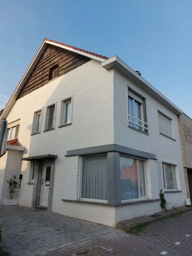 Ruime gerenoveerde woning met 3 slpks, gelegen op wandelafstand van het centrum !  foto {{pictureIndex}}