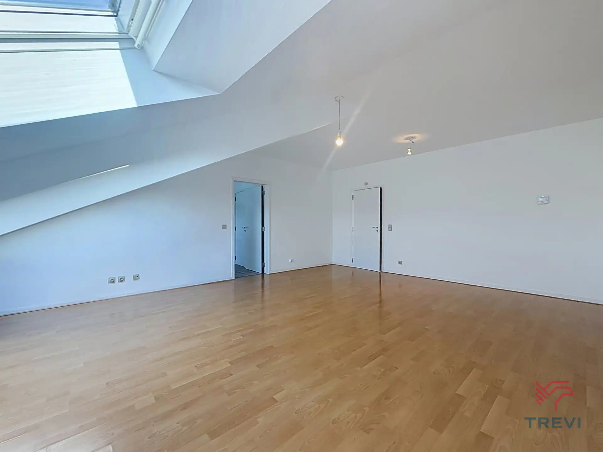 Ruim appartement met 2 slaapkamers + kelder en garagebox foto 2