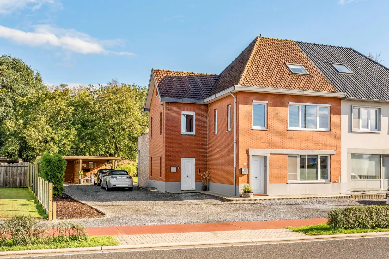 Comfortabel, mooi gerenoveerd duplex-appartement mét ruim terras en carport! foto 3