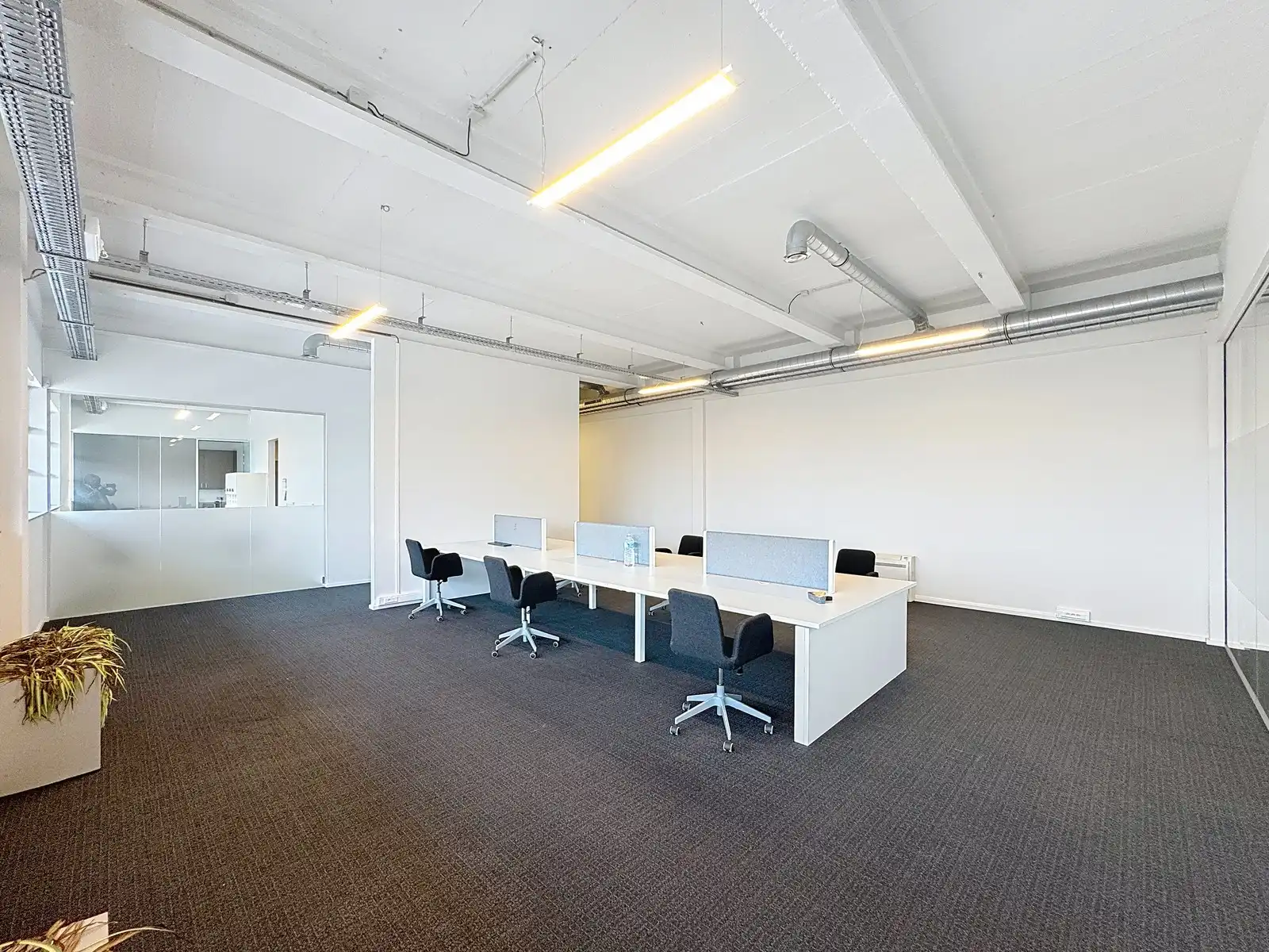 Instapklare en betaalbare KANTOORRUIMTE (230m²) voorzien van alle comfort (databekabeling, airco,...) met private parkeergelegenheid. Vlot bereikbaar via Expresweg van Brugge! foto 8