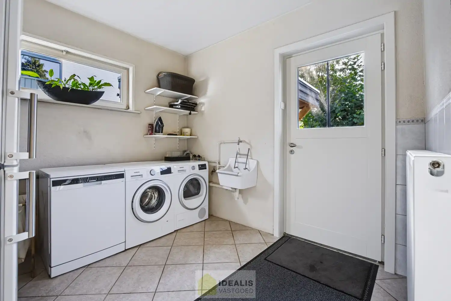 IDEALIS VASTGOED – EEN HUIS OM VERLIEFD OP TE WORDEN! DEZE PRACHTIGE INSTAPKLARE (LEVENSBESTENDIGE) VILLA MET EEN HEERLIJKE LICHTRIJKE LEEFRUIMTE VOORZIEN VAN EEN OPEN KEUKEN, 5 SLAAPKAMERS, 2 BADKAMERS, EEN PERFECT AANGELEGDE TUIN IN ALLE PRIVACY, UITGERUST MET EEN GOED VOORZIENE BUITENKEUKEN EN BIJGEBOUWEN INGERICHT VOOR WELLNESS (HOT TUB) EN BERGRUIMTE! EEN MUST VISIT VOOR ZIJ OP ZOEK NAAR MOOIE HUIZEN! foto 31