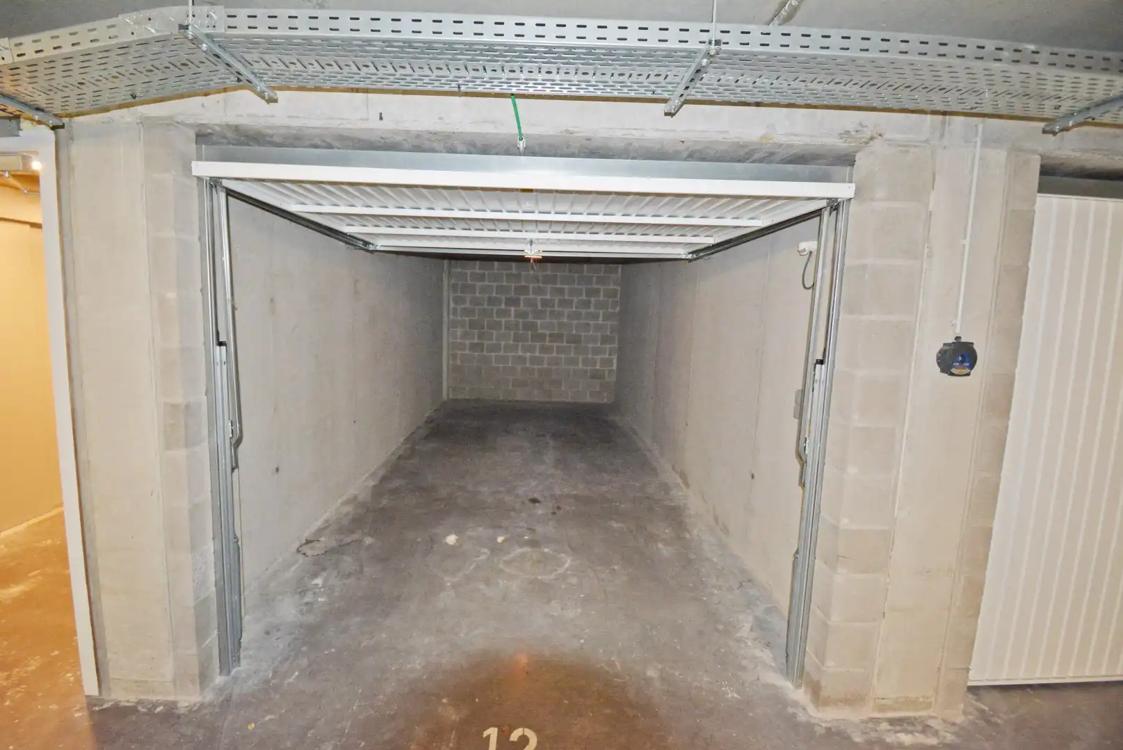 Centraal gelegen ruime garagebox te huur vlakbij de Lippenslaan foto 3