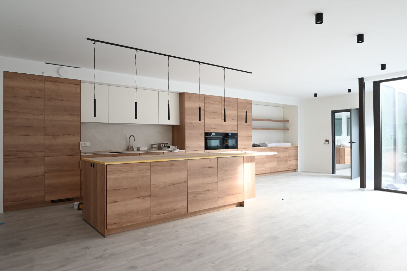 Kijkdag 15/11 tussen 10.45 en 12.00 uur! Luxueze loft in het centrum van Ardooie te koop! foto {{pictureIndex}}