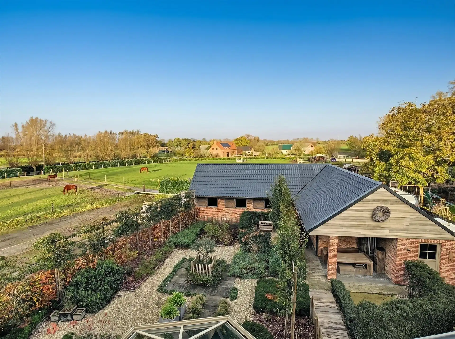 Hoogwaardig afgewerkte pastorijwoning met 6 paardenstallen  op 2563m² (optie extra grond) foto 2