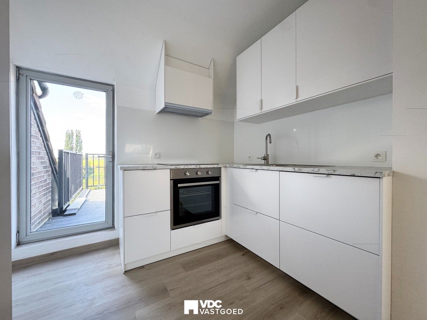 Volledig gerenoveerd appartement met 2 slaapkamers, garage en tuintje foto 3