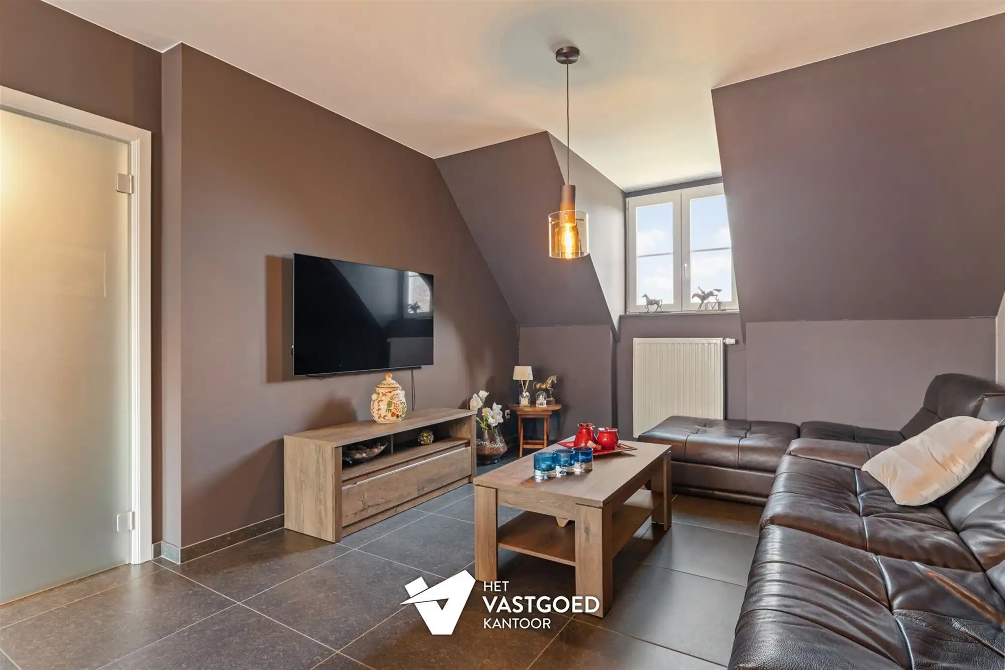 ZEER RUIM DUPLEX APPARTEMENT (158M²) MET 3 SLAAPKAMERS EN ONDERGRONDSE STAANPLAATS MET BERGING TE TESSENDERLO foto 4