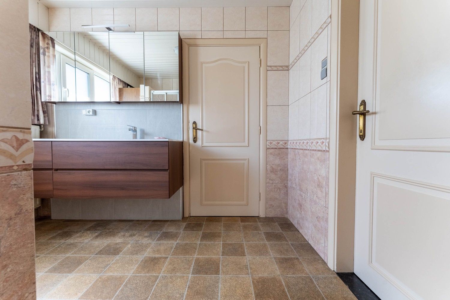 Landelijk gelegen vrijstaande woning op 12a 38ca nabij de Nederlandse grens! foto 16