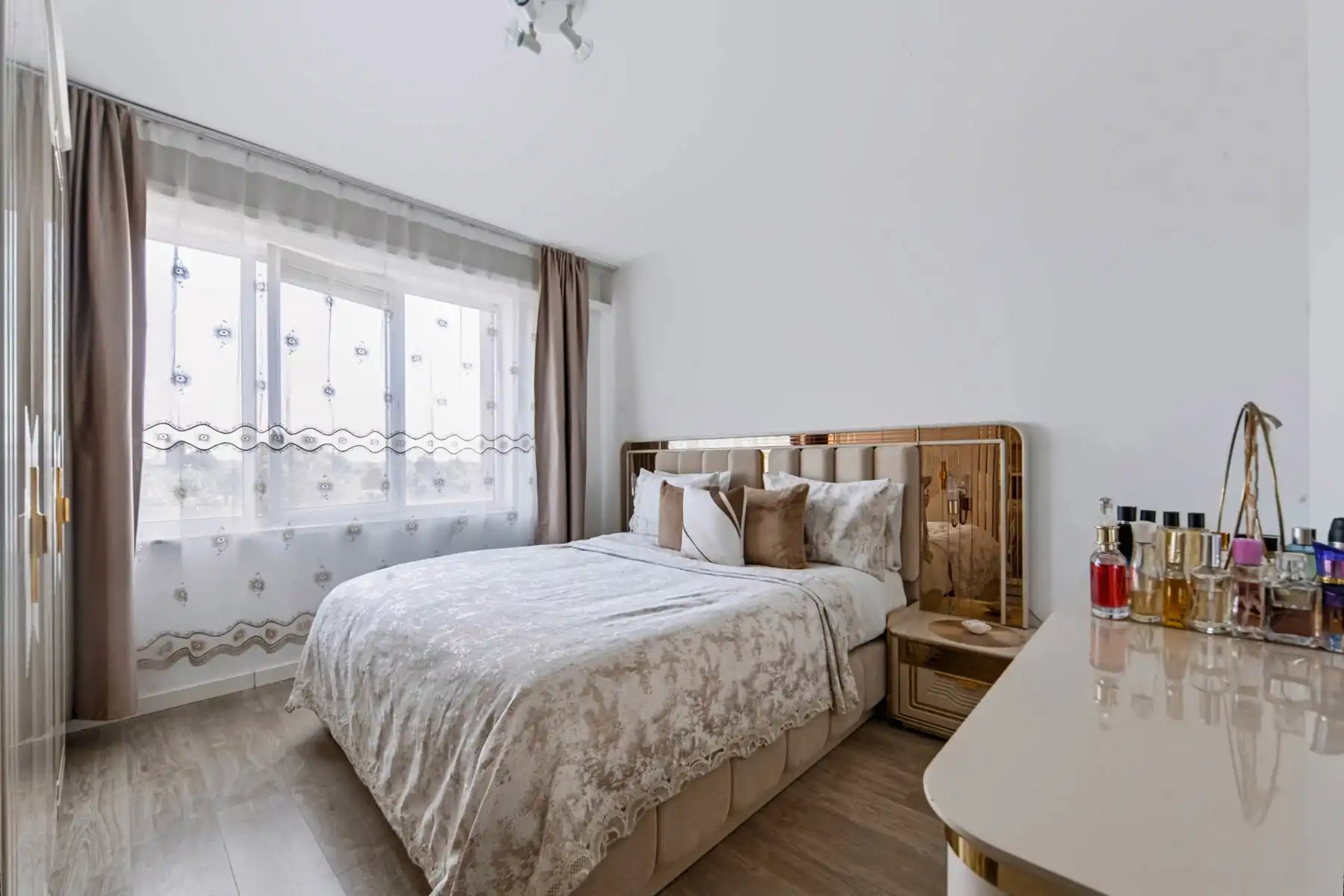 Aangenaam appartement met 3 slaapkamers en terras. foto 5