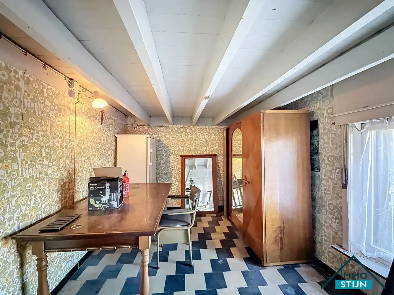 Ruime te renoveren woning met veel potentieel foto 9