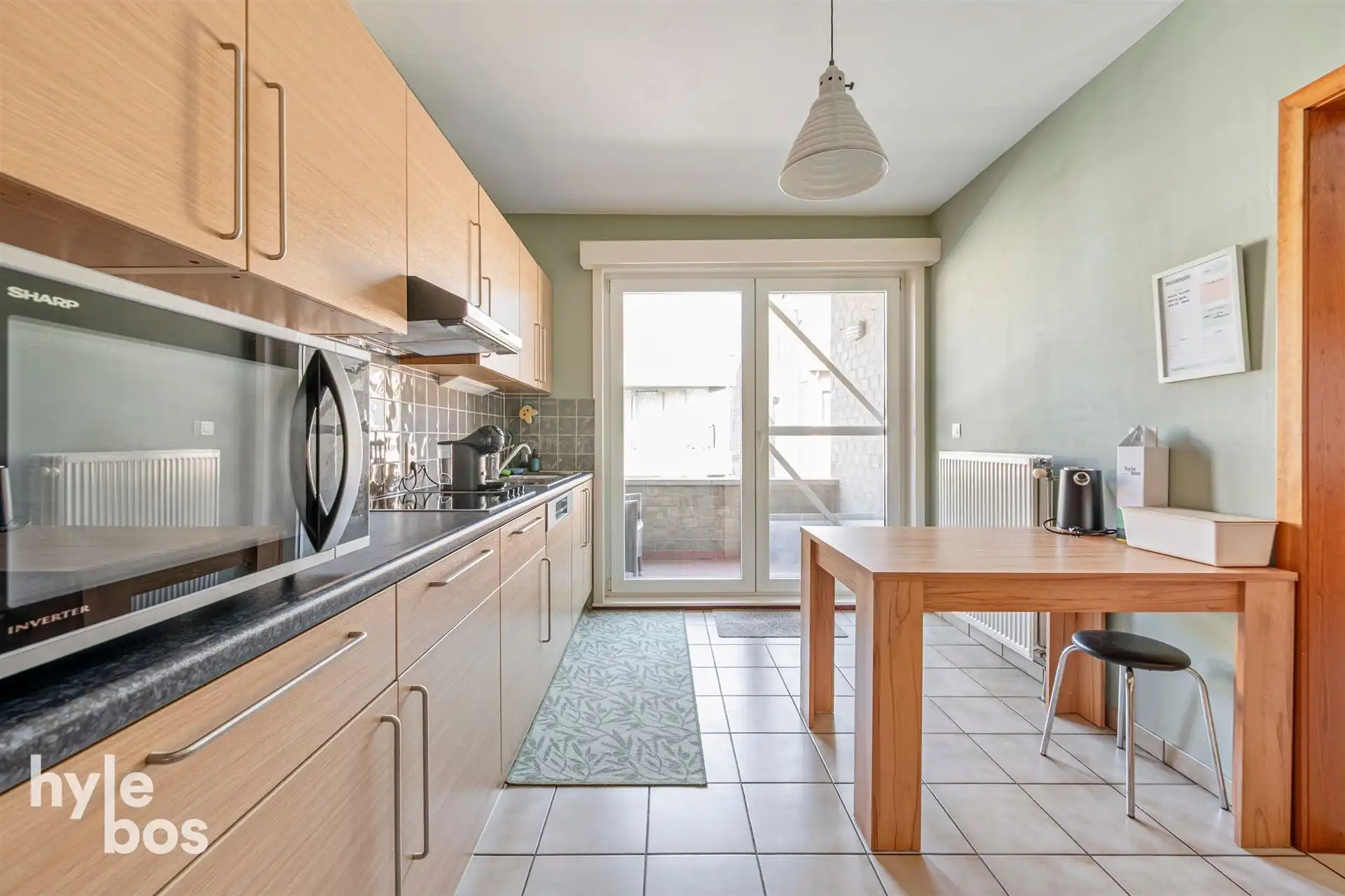 Ruim en centraal gelegen appartement met garage foto 8