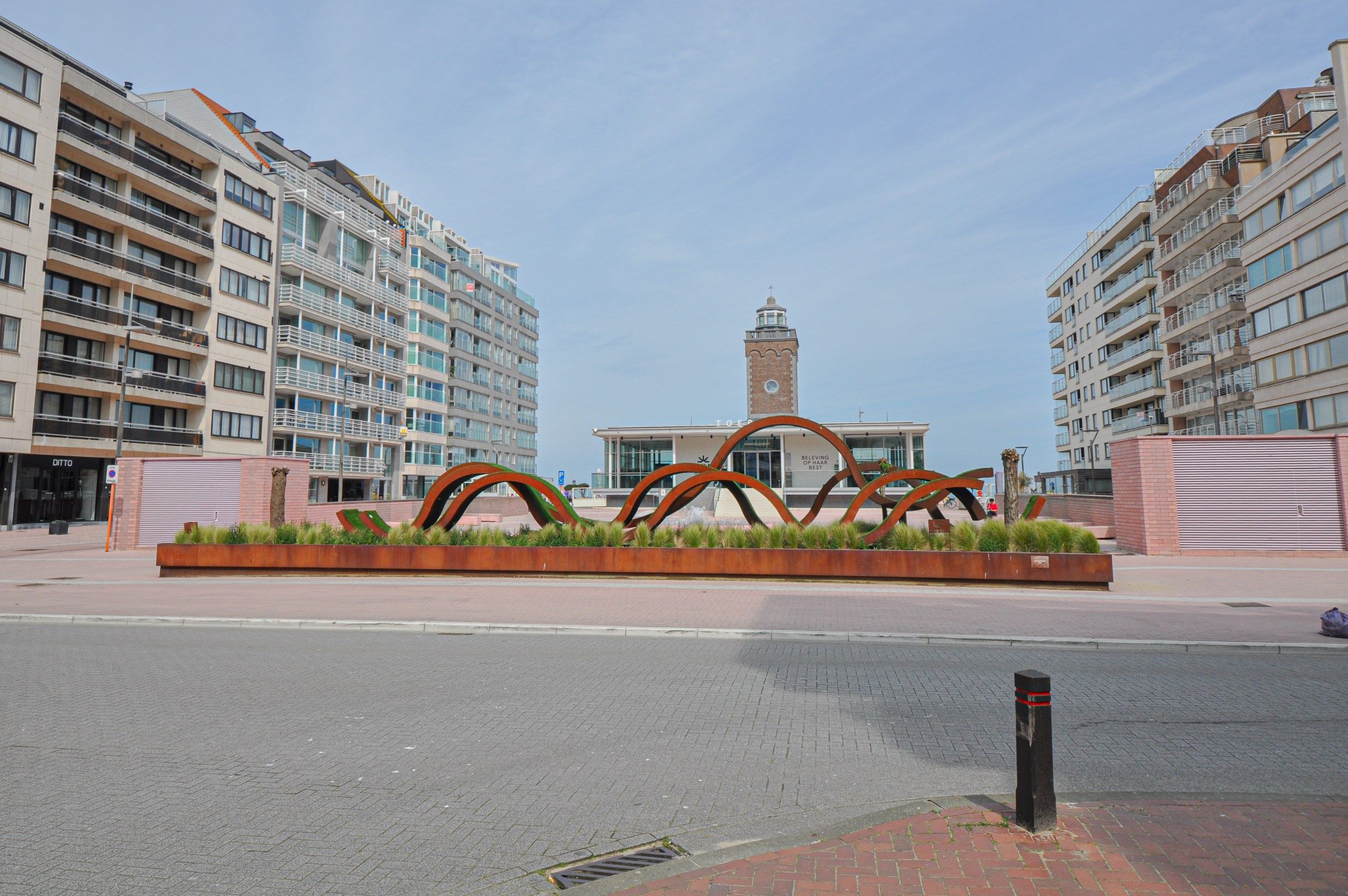 Stijlvol, instapklaar appartement met een ruim terras gelegen op enkele passen van de zee. foto 2