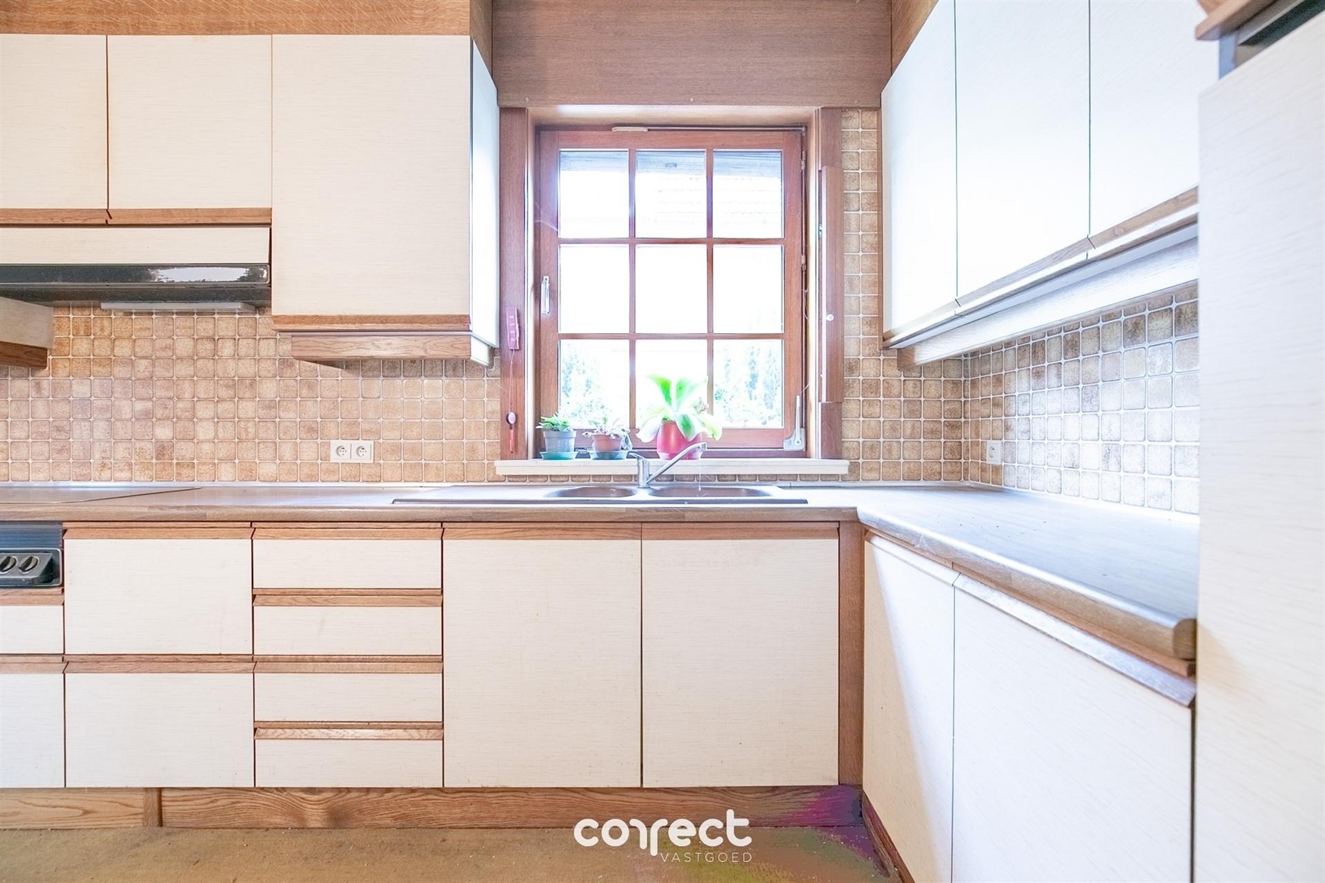 Centraal gelegen burgerwoning met garage, groot bijgebouw en ruime tuin. foto 5