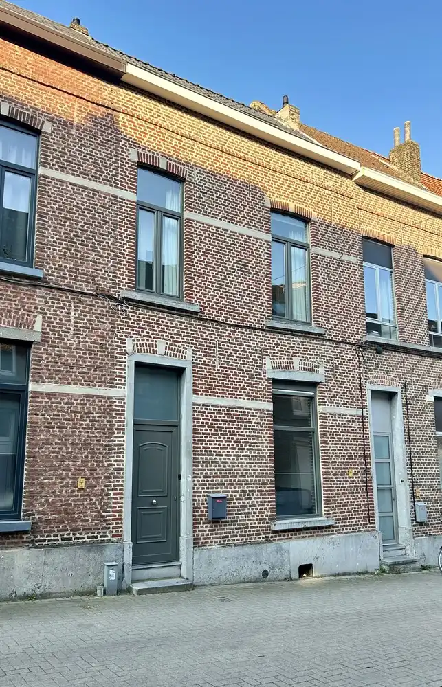 Gezellige rijwoning met prachtige stadstuin en achteruitgang nabij centrum Leuven foto {{pictureIndex}}