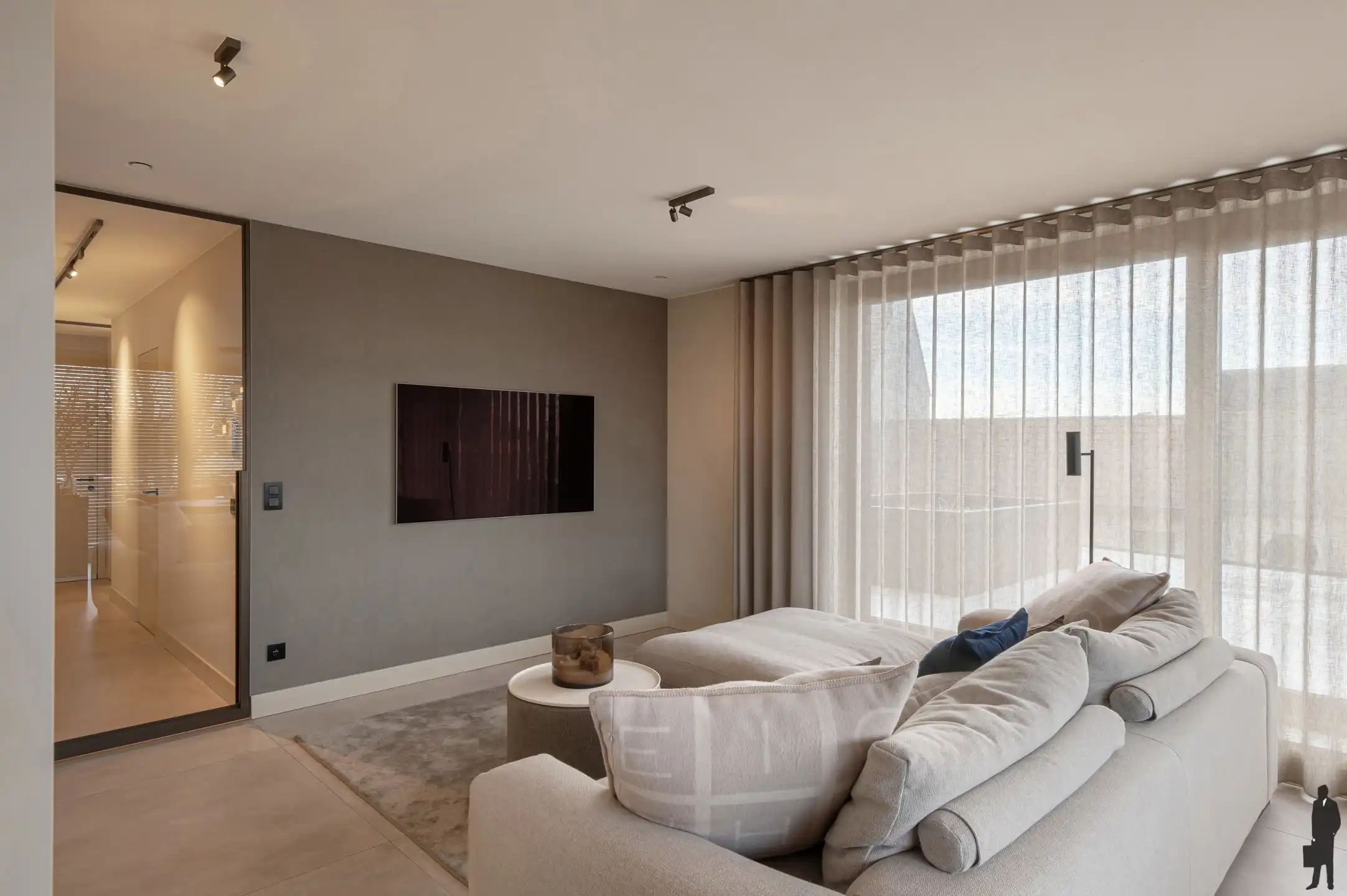 Zeer luxe afgewerkt nieuwbouw appartement van ca. 110 m² met uitzonderlijk ruim ZW-terras van ca. 70 m² in het centrum van Hoogstraten! foto 3