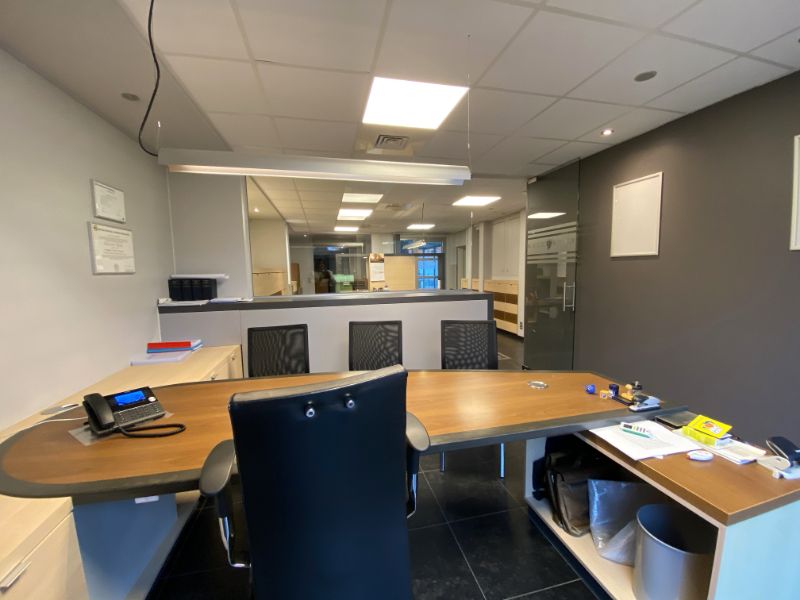 TOPLOCATIE kantoor/handelsgelijkvloers (+-231m²) + 4 autostnpl centrum Geel foto 8