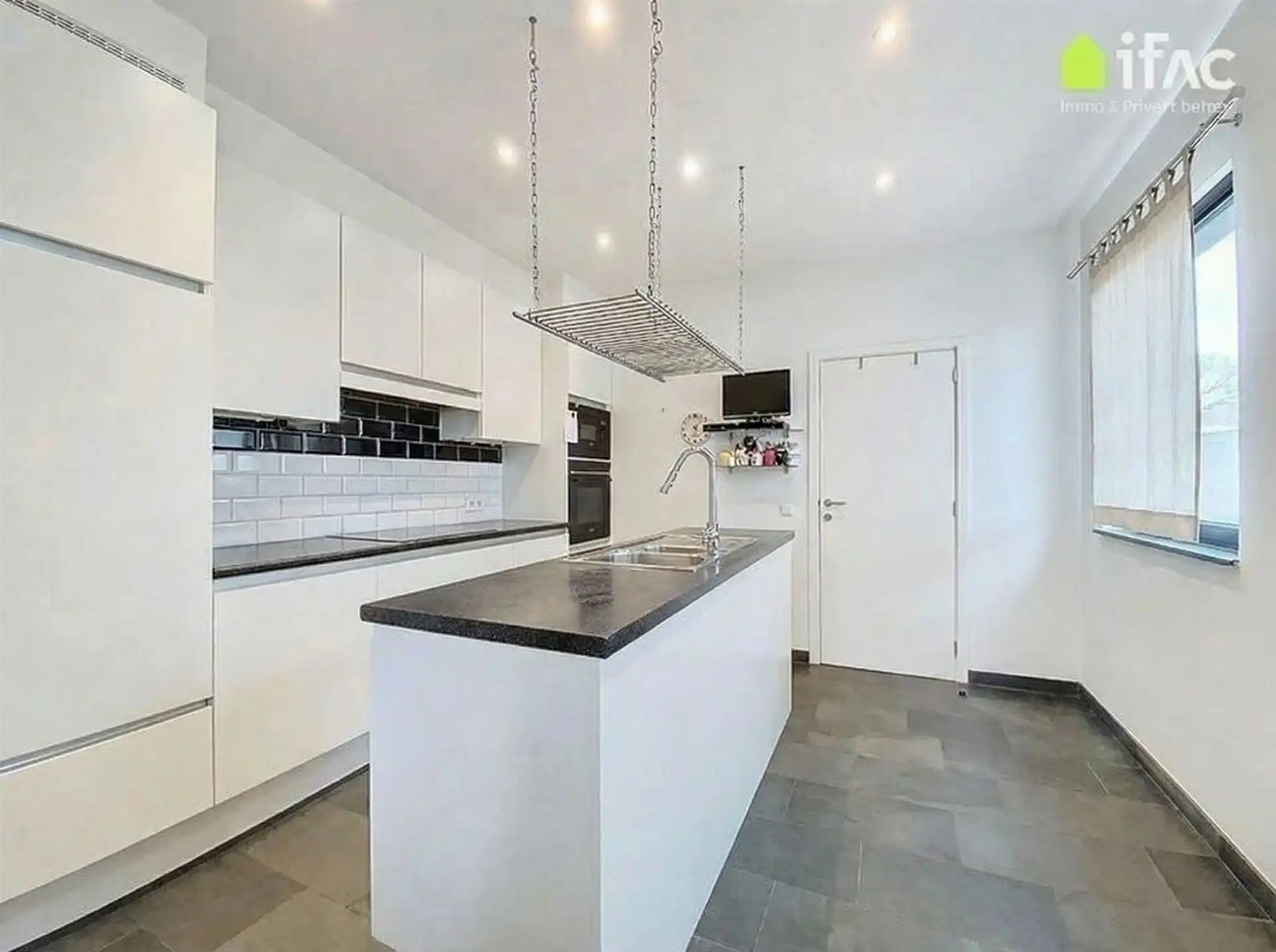 Ruime villa 6 slpks, 2 bureaus, 5 badkamers op +/-17are foto 8