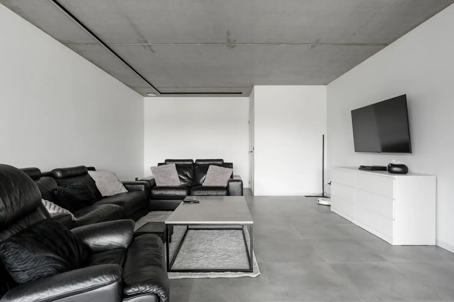 Moderne architecturale woning (2022) met 3 slaapkamers, bureau, kelder en ruime tuin te Pelt foto 5