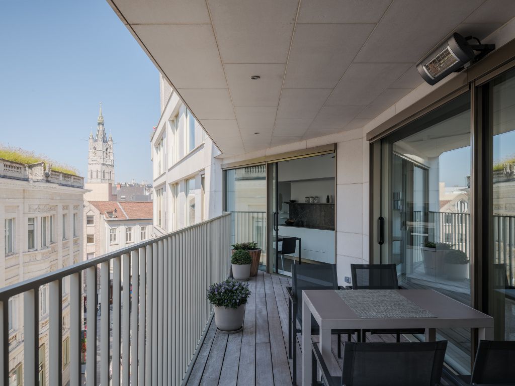 Stijlvol en luxueus tweeslaapkamerappartement met ruim terras aan de Kouter foto 2