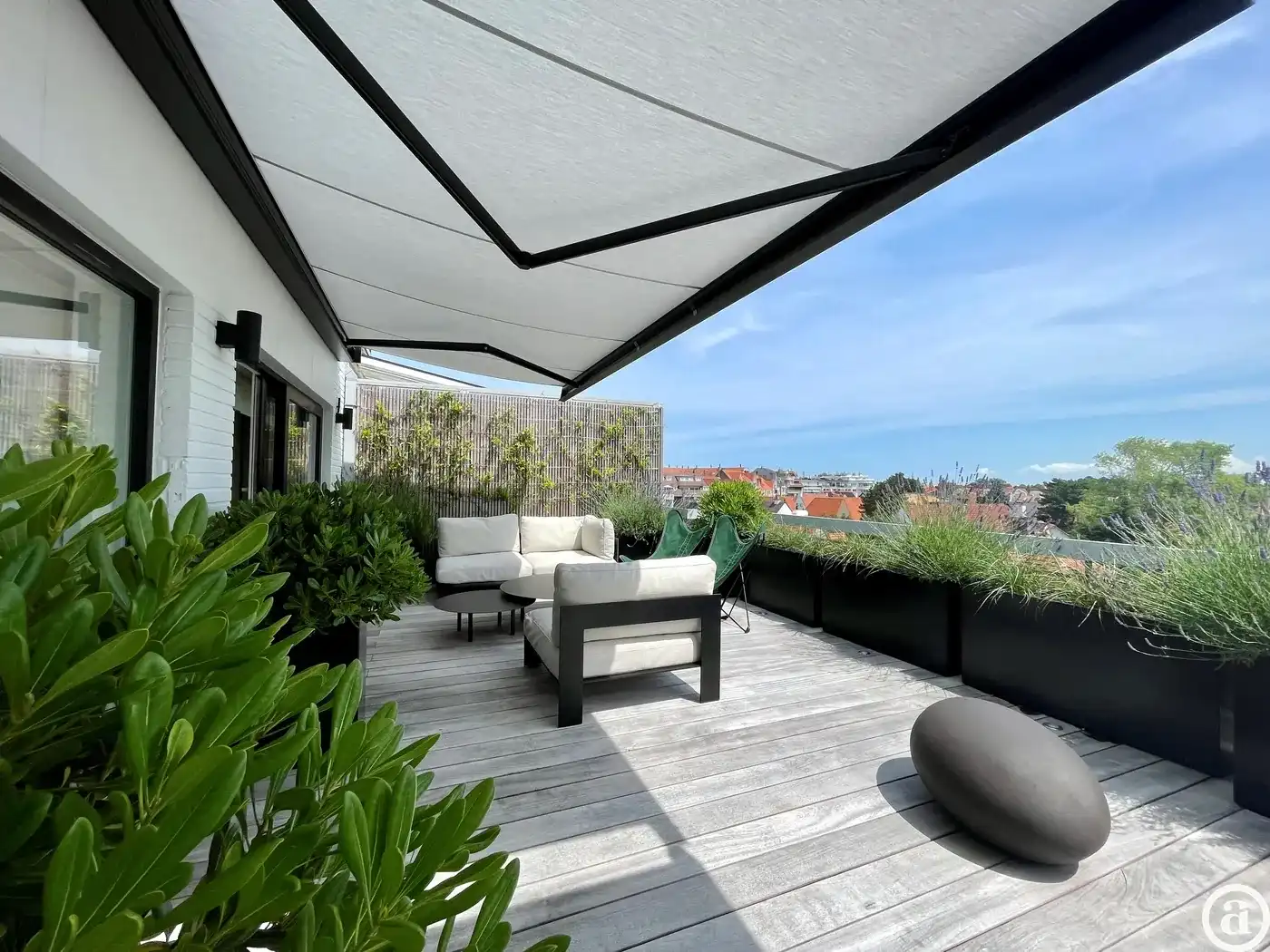 Luxueus appartement in het centrum van Knokke met uitzonderlijk ruim terras. foto {{pictureIndex}}