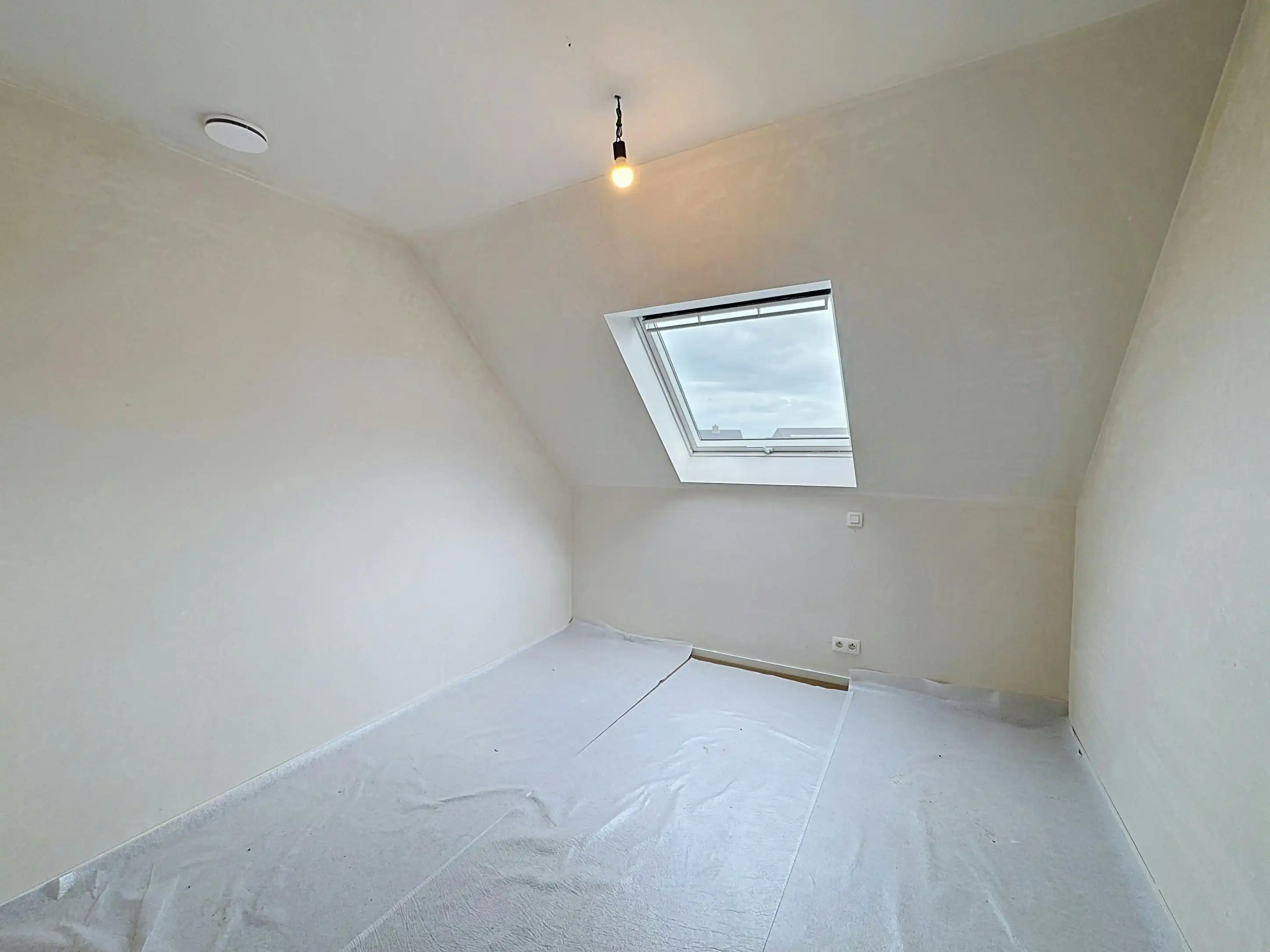 Halfopen huis te koop in Ieper met 3 kamers en dubbele garage foto 17