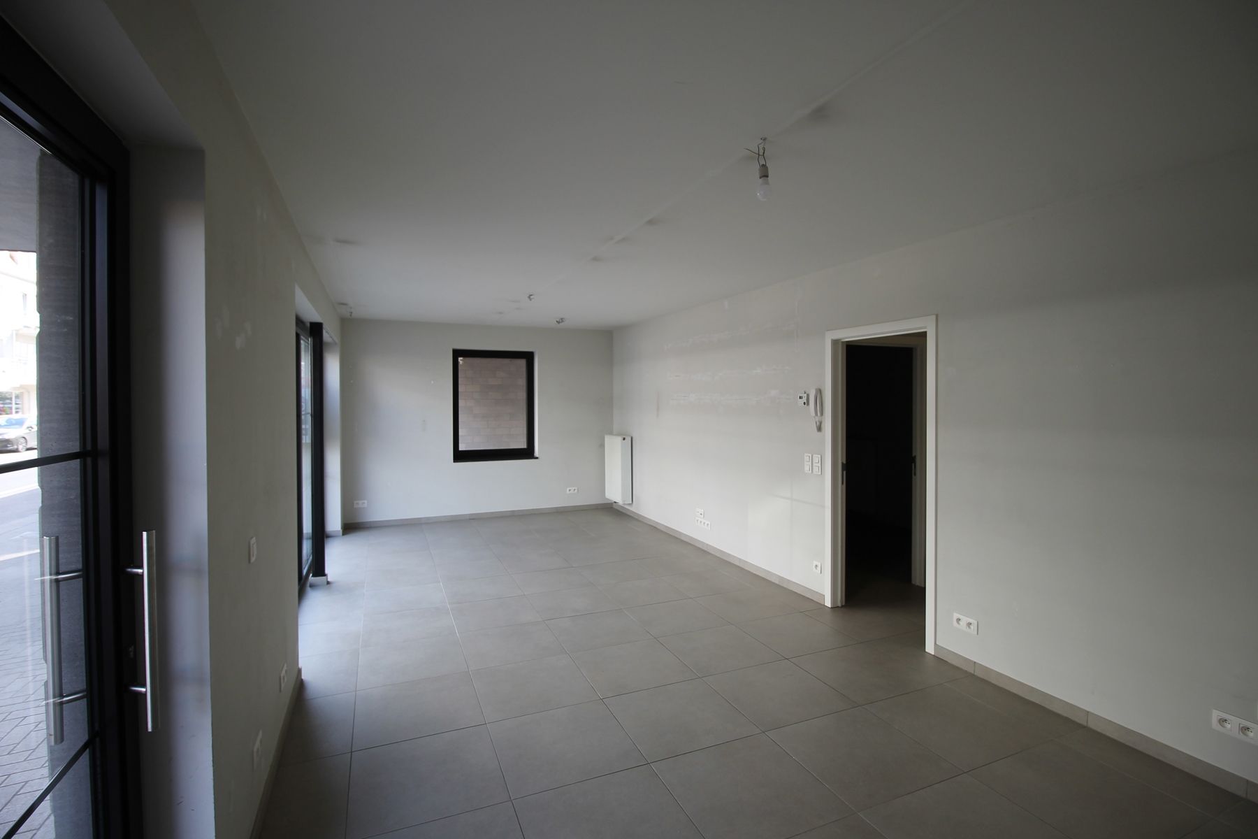 Gelijkvloers handelspand/kantoorruimte met 2 autostaanplaatsen in het centrum van Merksplas. foto 2