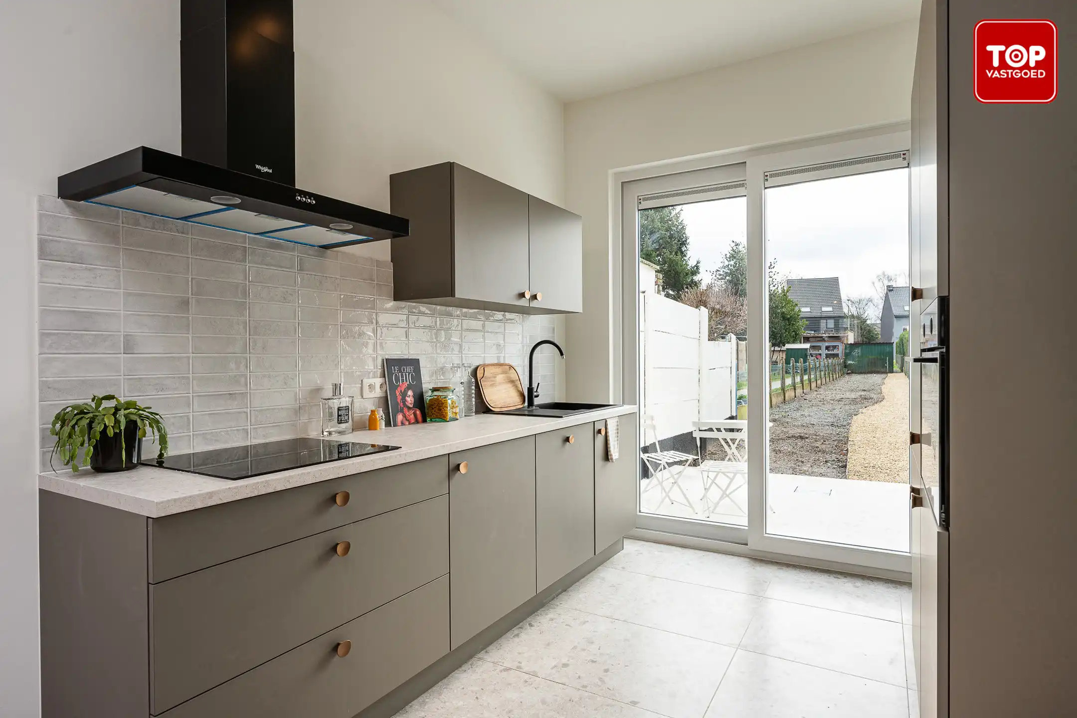 Totaal gerenoveerde woning met 3 slaapkamers, tuin en garage.  foto 9