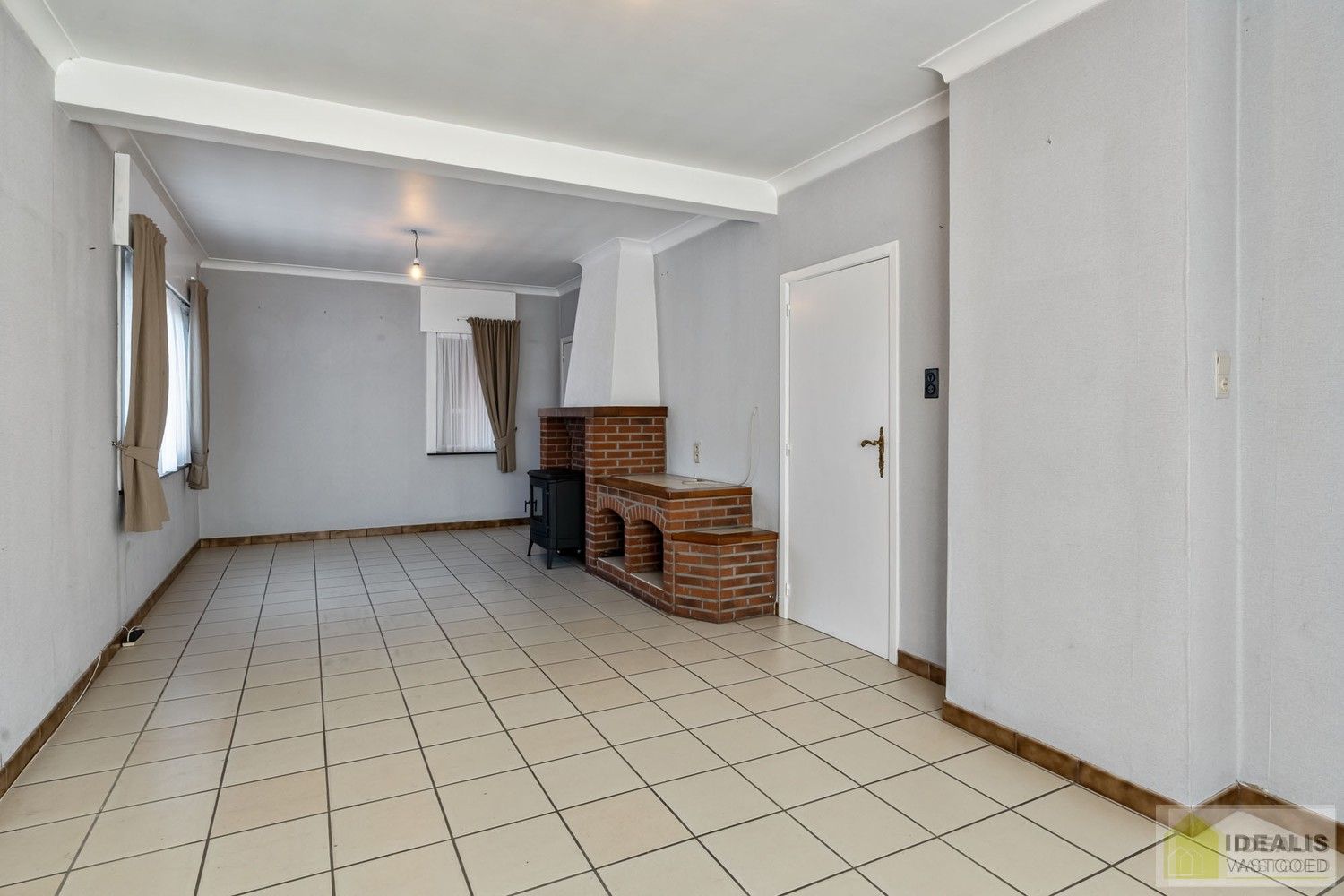 TE RENOVEREN WONING NABIJ HET CENTRUM VAN WIJCHMAAL, PEER OP EEN PERCEEL VAN  MAAR LIEFST 12A 5CA – DE WONING OMVAT EEN OPEN LEEFRUIMTE MET VEEL LICHTINVAL, KEUKEN MET AANSLUITEND EETKAMER, 3 SLAAPKAMERS, BADKAMER, VERANDA EN TWEE RUIME OPSLAGRUIMTES/WERKPLAATSEN – Een praktisch ingedeelde woning op een ruim perceel nabij het centrum van Peer! Dé perfecte zet voor zij die op zoek zijn naar een te renoveren woning met veel mogelijkheden op een rustige locatie in Wijchmaal, Peer! foto 5