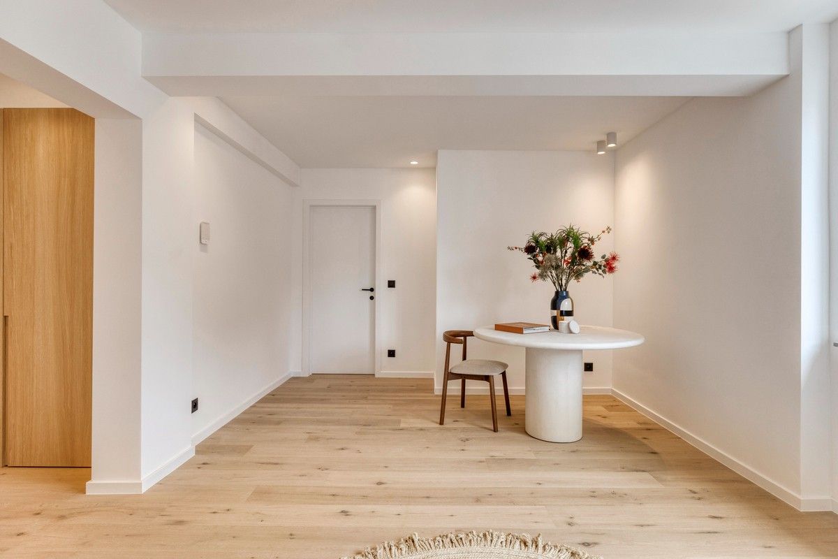 Elegant en tijdloos gerenoveerd appartement met 3 grote slaapkamers. foto 2