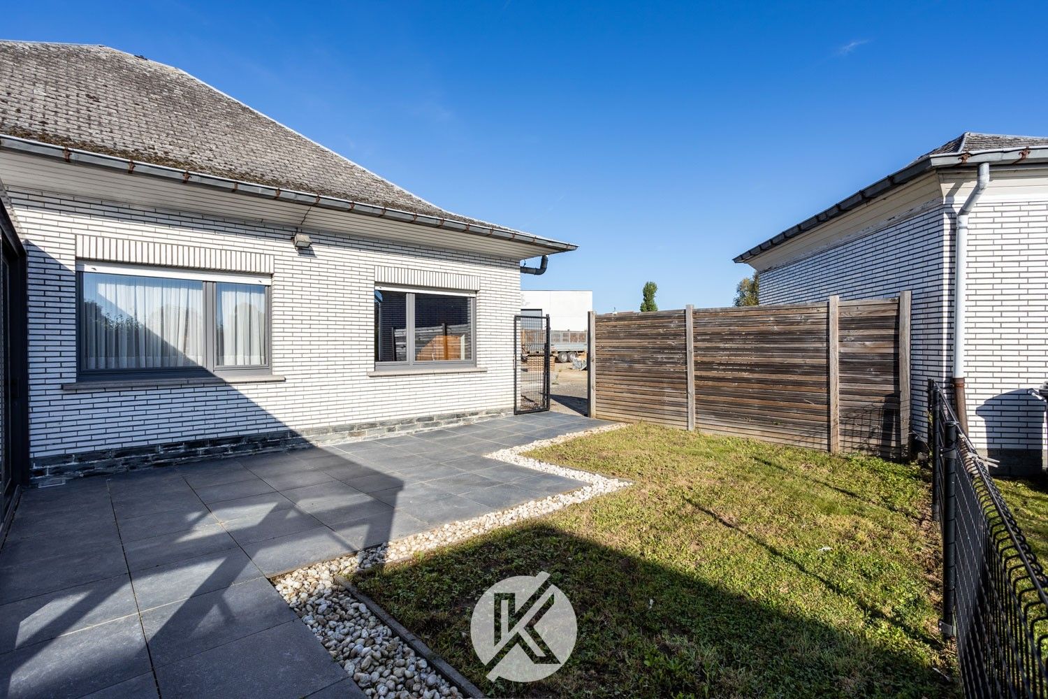 Robuuste, tijdloze villa met veel potentieel foto 26