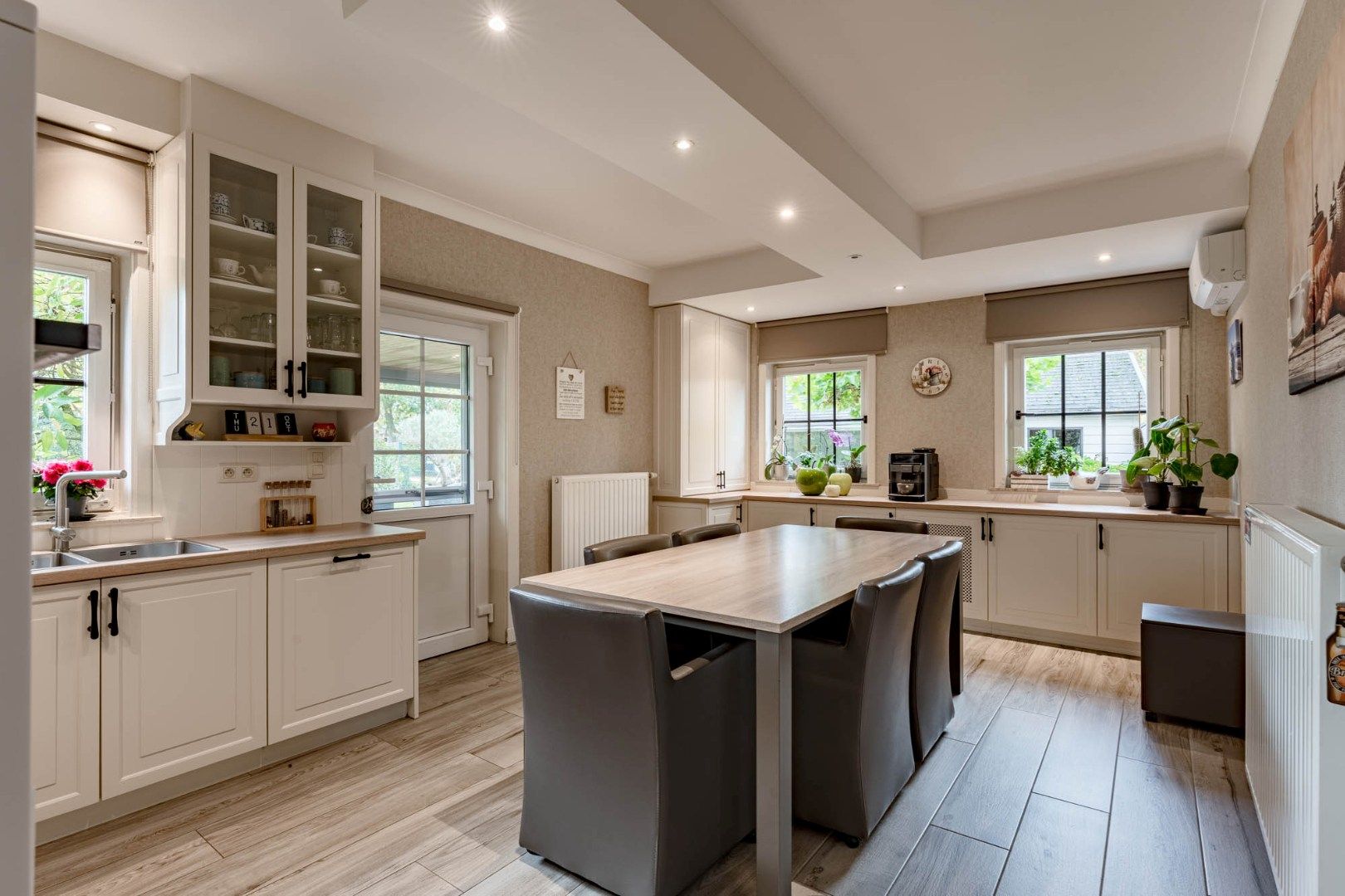 Ruim, goed afgewerkt gelijkvloers landhuis op een perceel van 13a20ca  nabij het centrum van Neeroeteren!  foto 16