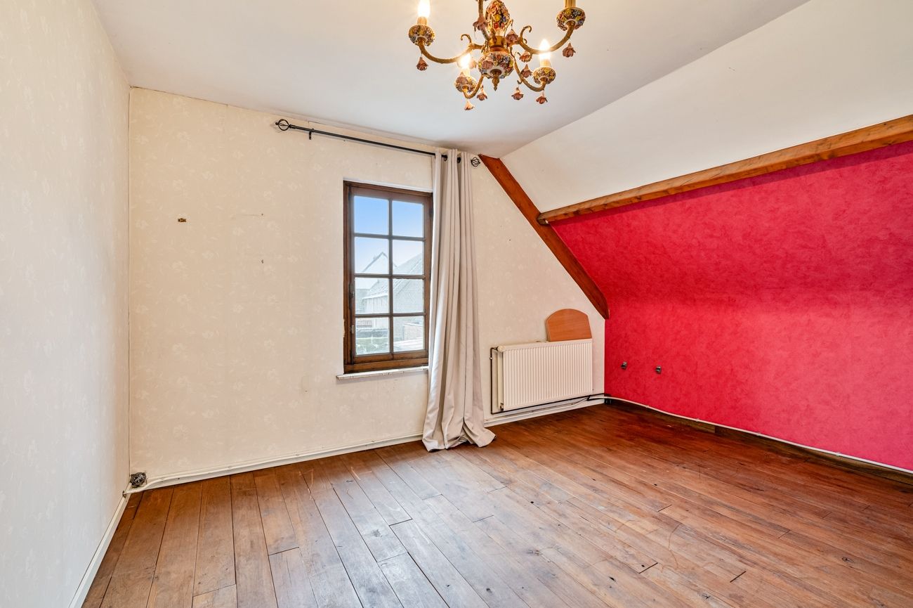 VERKOCHT!! Ruime alleenstaande volledig te renoveren woning met afzonderlijke garage op een makkelijk bereikbare locatie in Desteldonk. foto 28