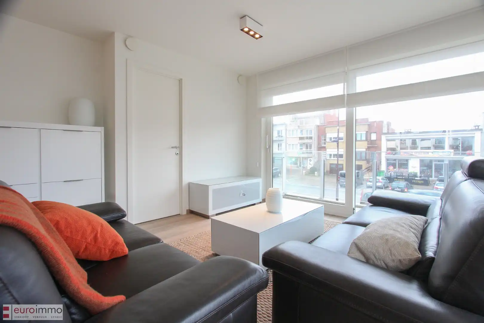 Uitermate knap afgewerkt, zéér recent appartement met 2 ruime slaapkamers in een kleinschalige residentie. foto 4