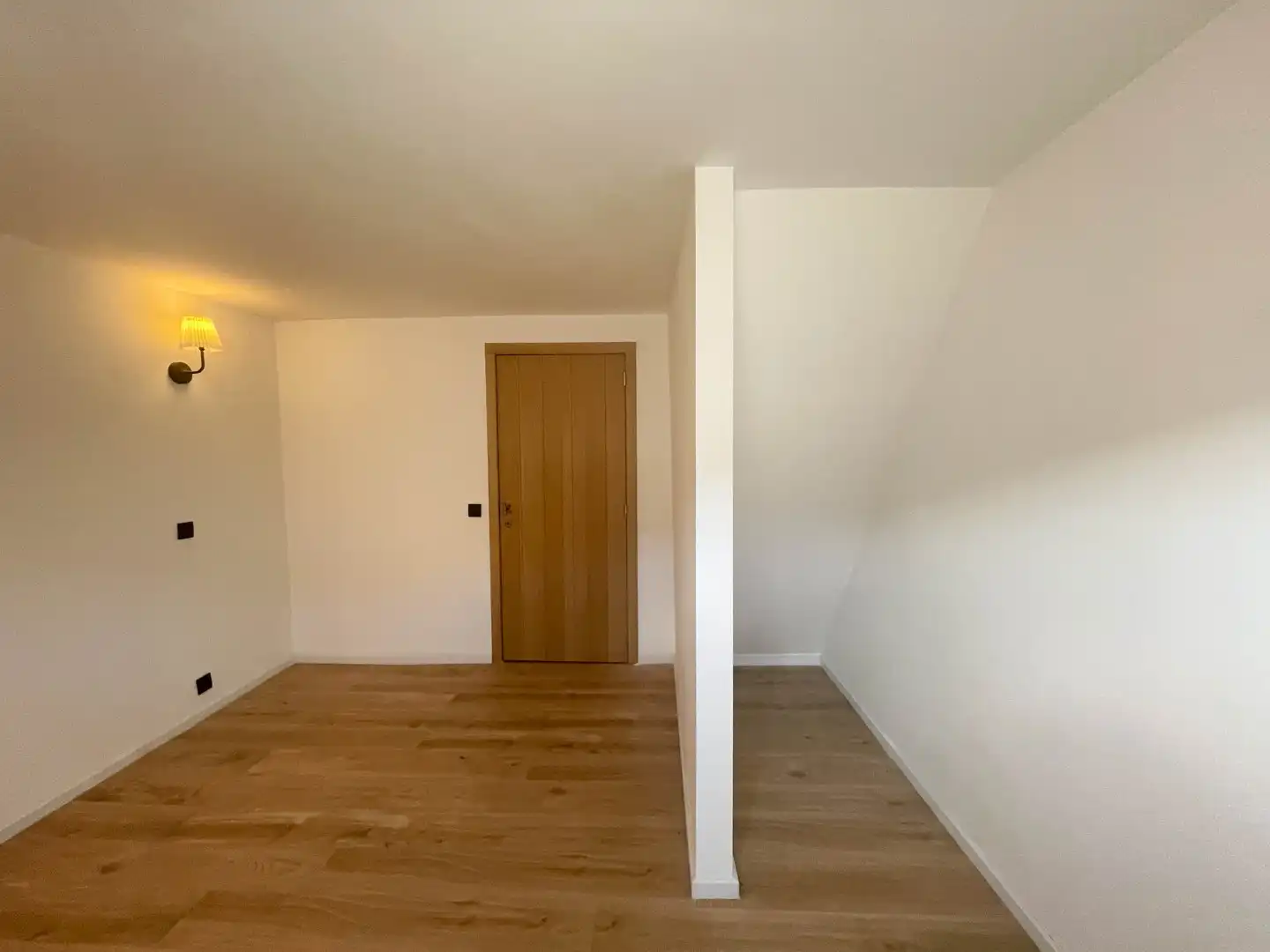 Volledig gerenoveerde instapklare starterswoning met 2 slaapkamers nabij het centrum van Roeselare! foto 11