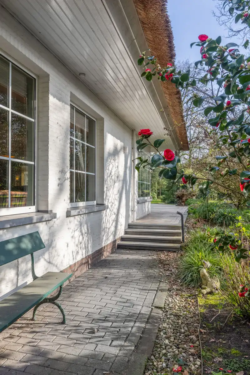 Unieke villa met 4 slpks, 3 bdks, riante garage & guesthouse foto 6