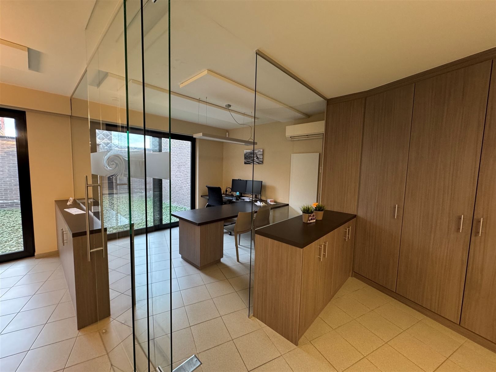 Uniek kantoorgebouw met duplex appartement te koop foto {{pictureIndex}}