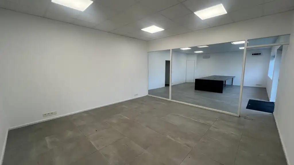 Bedrijfspand in bedrijvenzone aan Makro te Eke foto 5