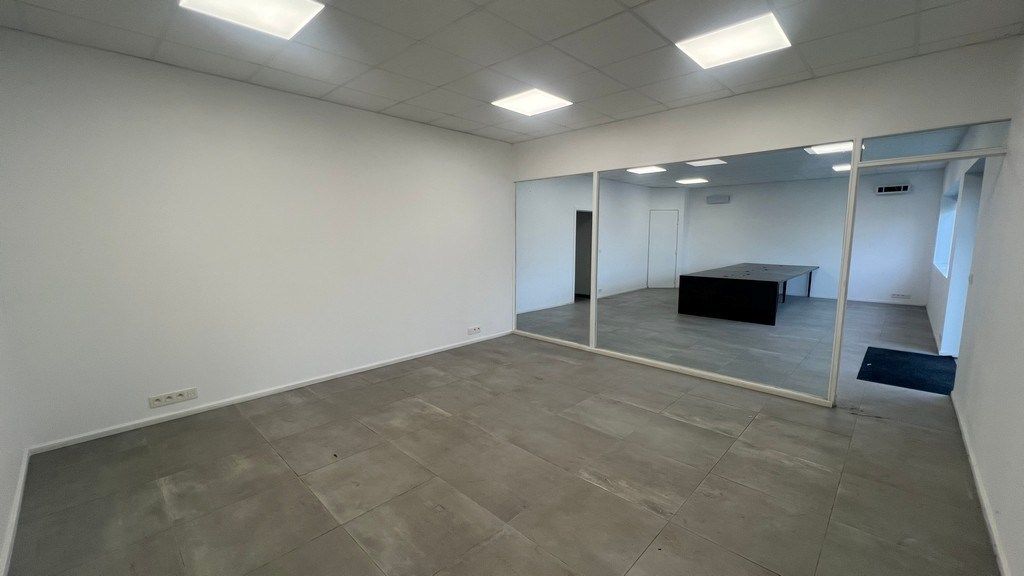 Bedrijfspand in bedrijvenzone aan Makro te Eke foto 5