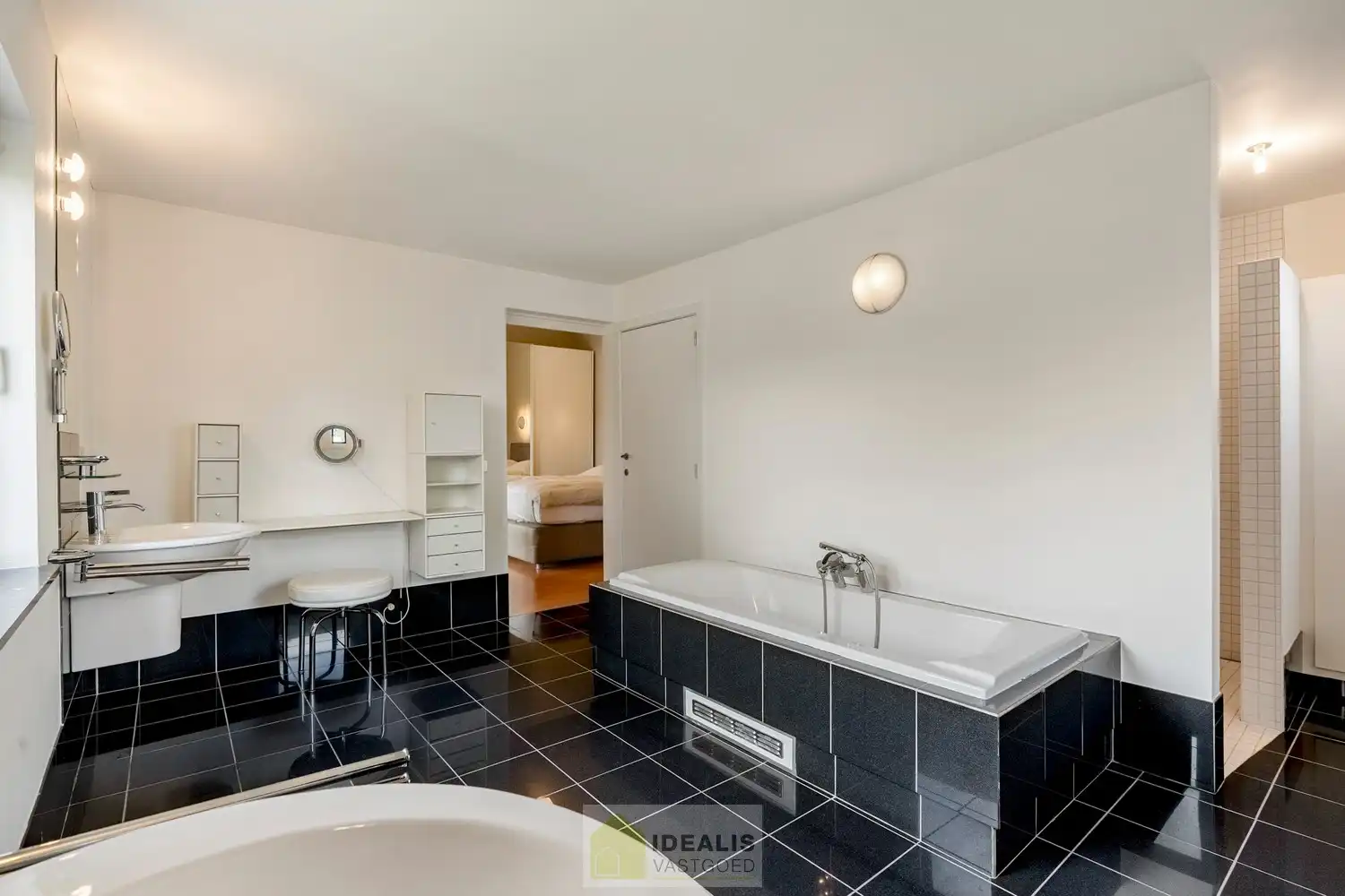 EXTRA RUIME VILLA MET EEN PRACHTIG LICHTRIJKE LEEFRUIMTE, RUIME KEUKEN, 4 SLAAPKAMERS, 2 BADKAMERS EN EEN RUIM PRAKTIJK/KANTOORGEDEELTE OP EEN RIANT EN CENTRAAL PERCEEL VAN MAAR LIEFST 16A 27CA OP EEN GUNSTIGE LOCATIE NABIJ HET CENTRUM VAN ACHEL! foto 49
